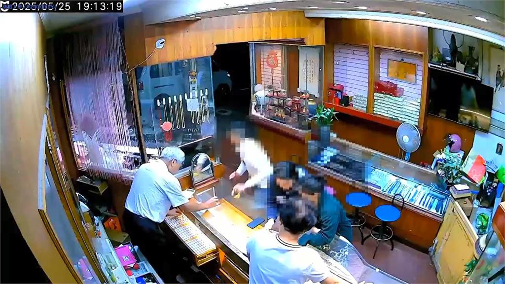 快新聞/畫面曝光!南投銀樓老闆急翻櫃台追搶劫犯 警方10小時內迅速逮人