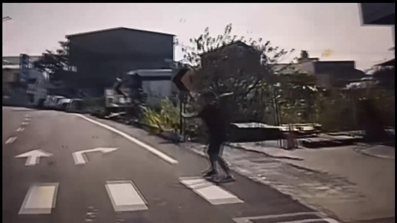 鹿港行車驚魂！　路邊男子「持磚作勢砸車」嚇壞夫妻檔