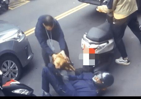 北市又爆「凶猛比特犬襲騎士」疑同一隻！不甩遭鎖喉「發狠撕咬」驚悚畫面曝