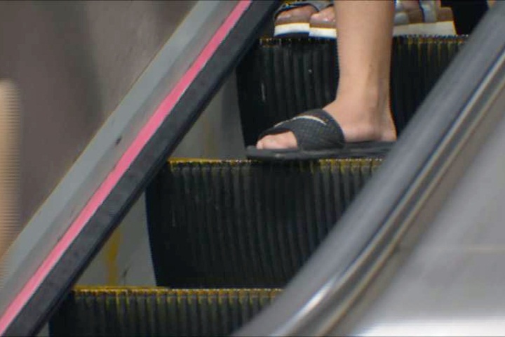 穿膠鞋搭電扶梯要注意！腳指頭差點不保