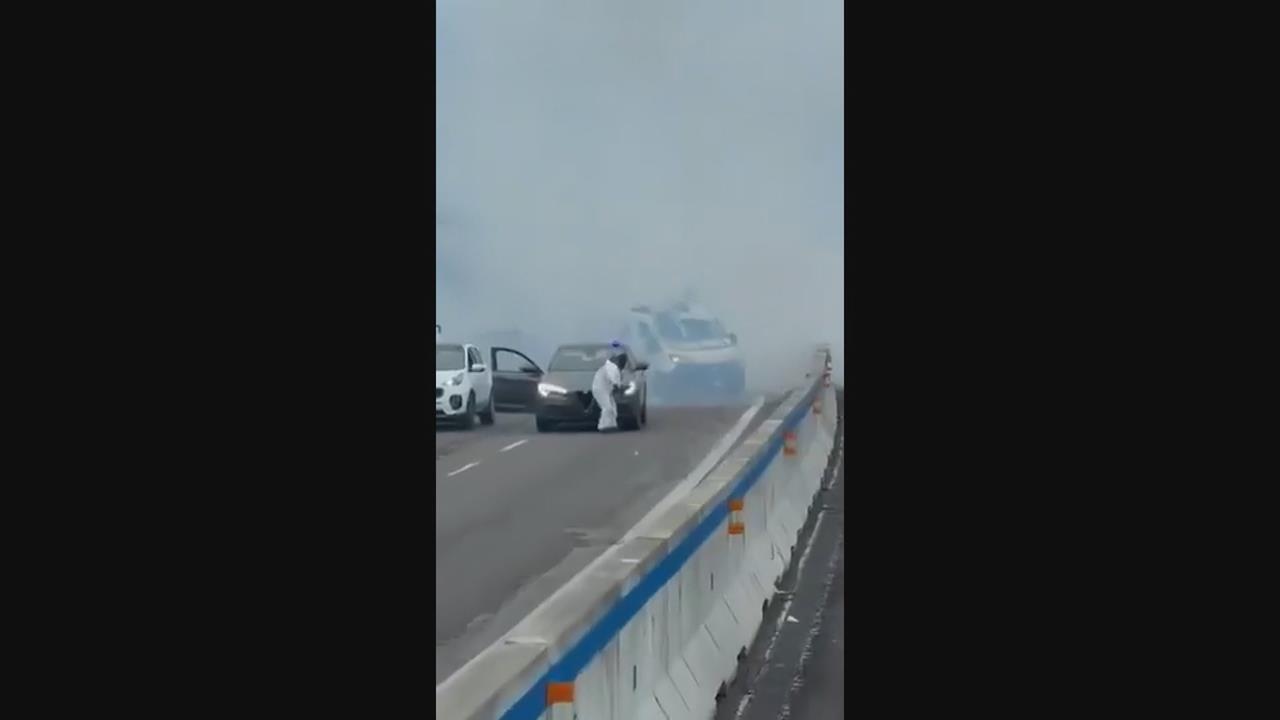 義大利搶匪偽裝警察 劫車封路「爆破裝甲運鈔車」