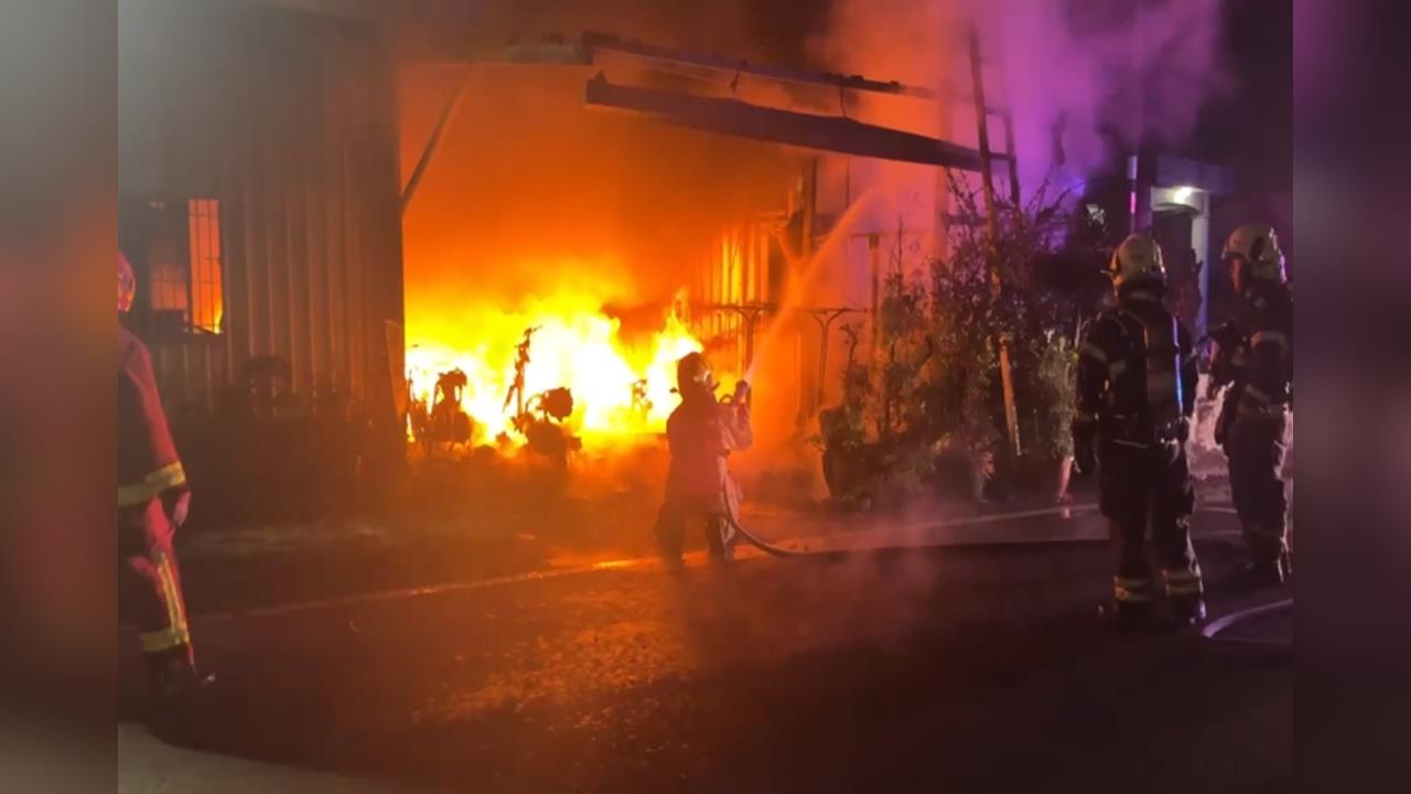 高雄大樹汽車保養廠凌晨大火　爆炸聲四起.火勢猛烈　一女葬一樓夾層