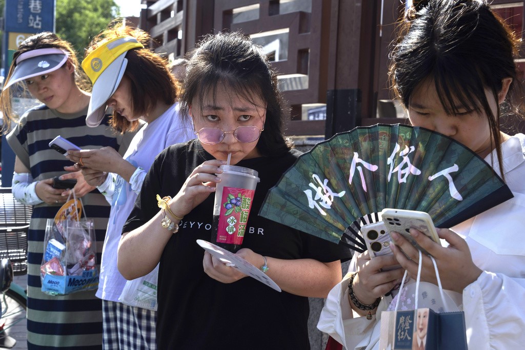 快新聞／中國將邀台網紅包吃住「拍旅遊片」　行政院：不樂見牽涉統戰