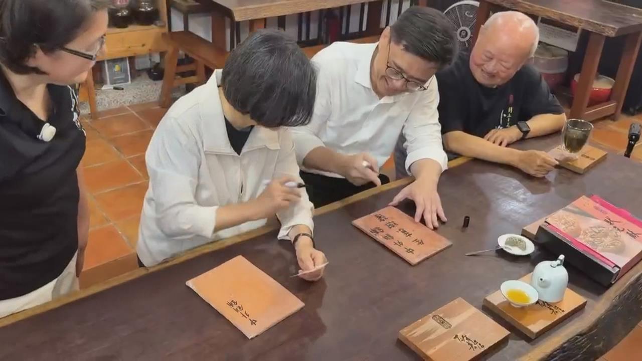 挺公益！　賴瑞隆.蔡英文赴左營庇護工場　體驗手作棋餅　加碼下訂300盒