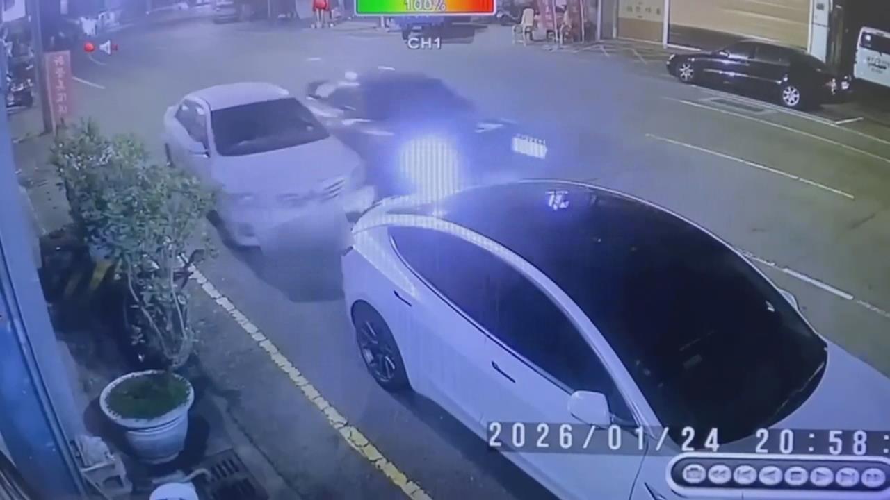 酒駕連環撞！保時捷轉彎不慎擦撞轎車　彈飛逆向撞上小貨車