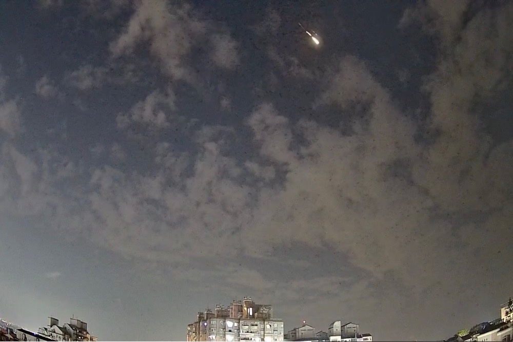 「綠色流星」劃過南台灣　夜空爆亮真相曝光掀網友熱議