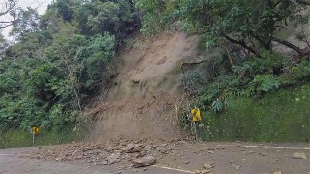 大雨釀台30線坍方道路封　32遊客一度受困員警巡邏救援