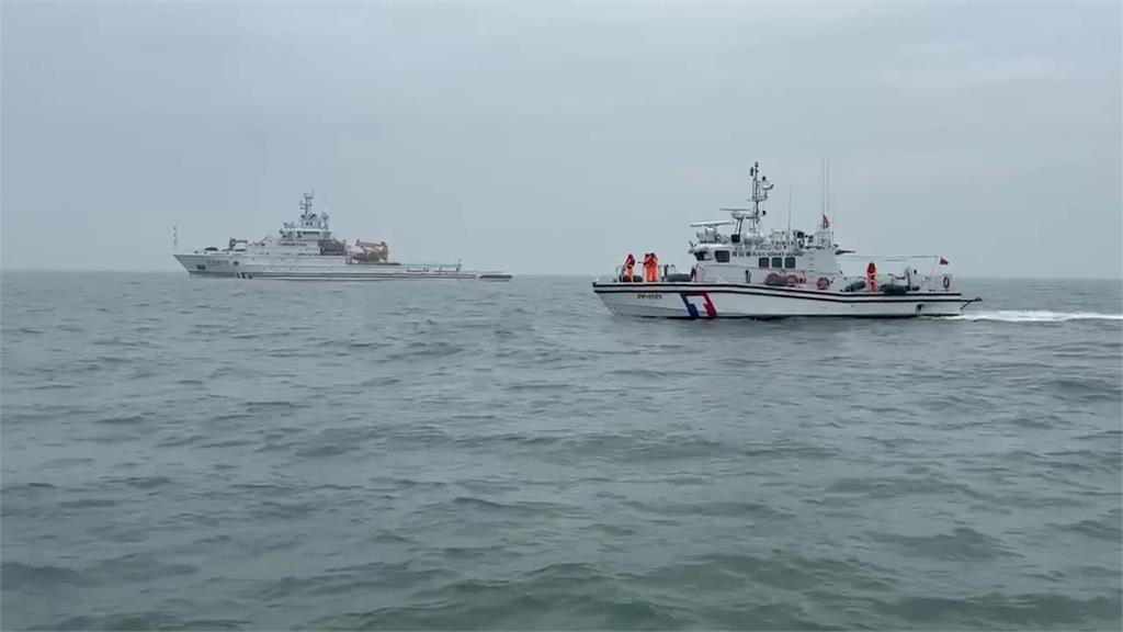 中國漁船沉沒第二天　海巡署與中國船艦「同框」搜救2人