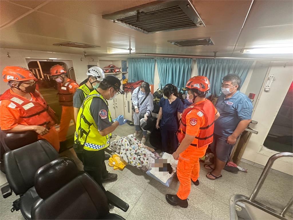 快新聞／英勇！楊柳外圍環流阻交通　海巡冒風浪助小琉球2傷患至本島救治