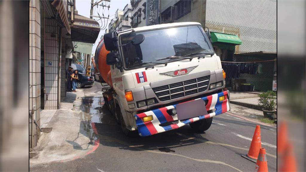 高雄又現大坑洞！承包商預拌混凝土車卡洞裡