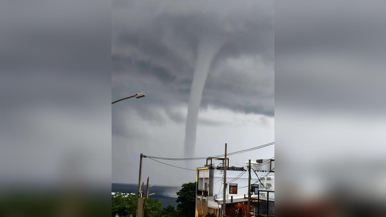 震撼畫面曝光！小琉球外海出現巨大「水龍捲」　民眾驚呼搶拍
