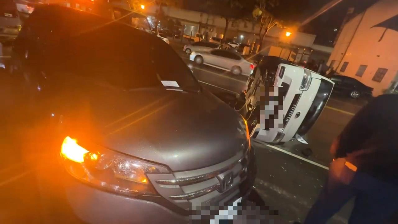 勿分心! 台中母載幼子"彎腰拾物"失控自撞翻車