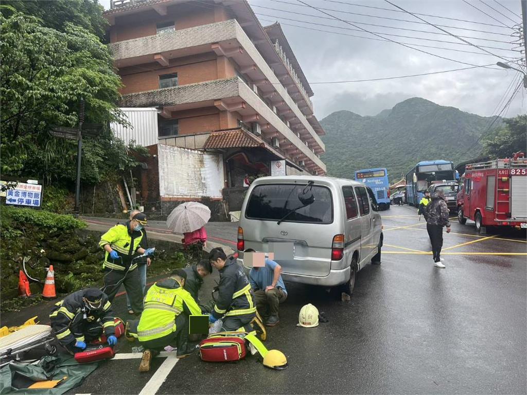 快新聞／金瓜石嚴重意外！駕駛疑忘記拉手煞車「急肉身擋車」　慘遭壓倒命危