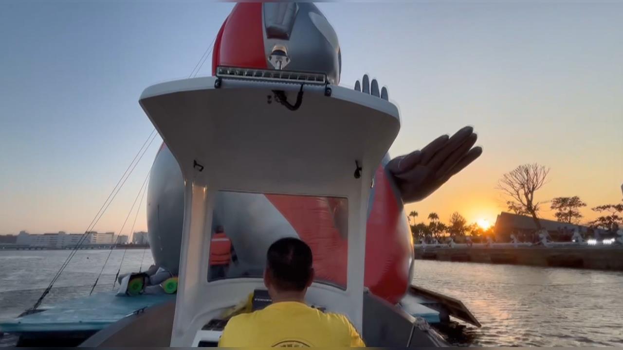 冬日遊樂園超人力霸王民眾瘋拍照　姿勢不端正隨時待命救援