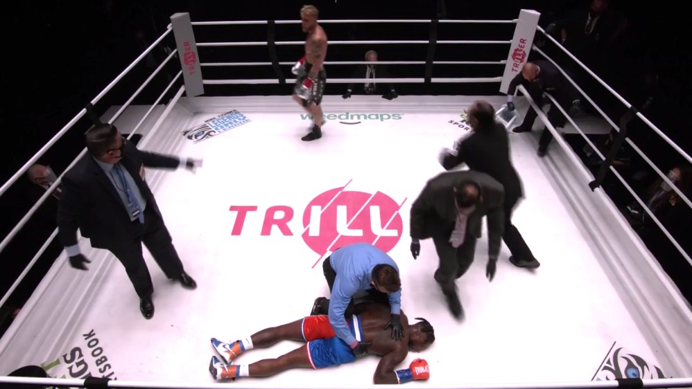 拳擊／前NBA灌籃王被網紅KO 慘遭擊倒暈在地上