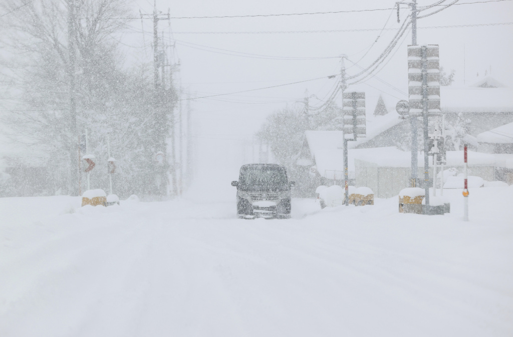 日本名神高速公路積雪　800輛車動彈不得回堵6.6km