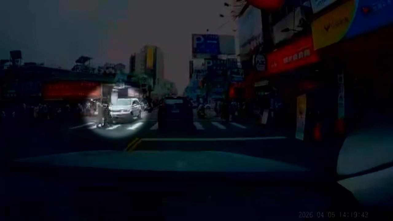 男女經新竹城隍廟前道路遭撞　休旅車最高可罰3萬6