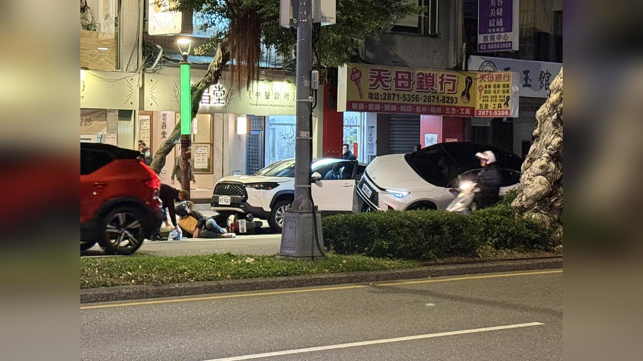 最新／北市士林爆「開上分隔島」翻車事故　現場驚悚畫面曝光了