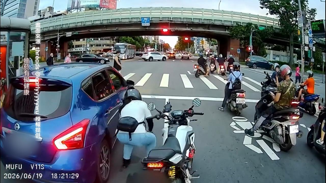 駕駛菸蒂彈窗外踢到鐵板...　騎士霸氣「撿起丟車內」竟挨告