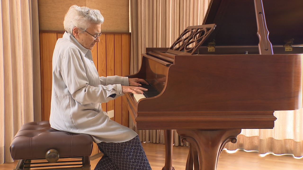 第一鋼琴夫人露絲史蘭倩斯卡 高齡93歲演奏《奉獻》