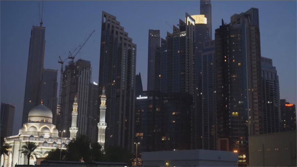杜拜最高樓哈里發塔就在旁邊！杜拜35層高大樓「燒出一條線」