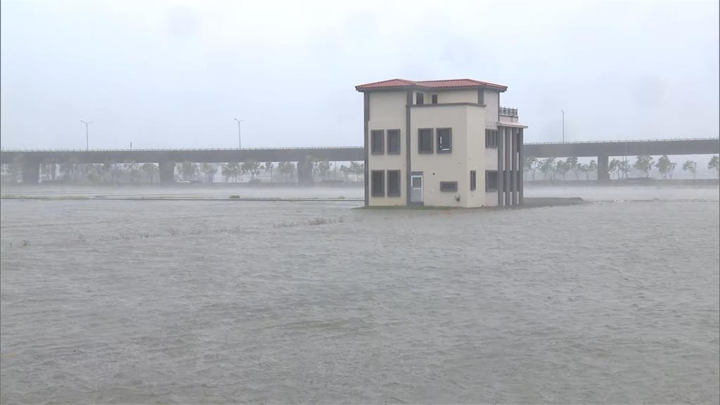 宜蘭風雨交加！　壯圍村停電淹水、超商招牌砸落