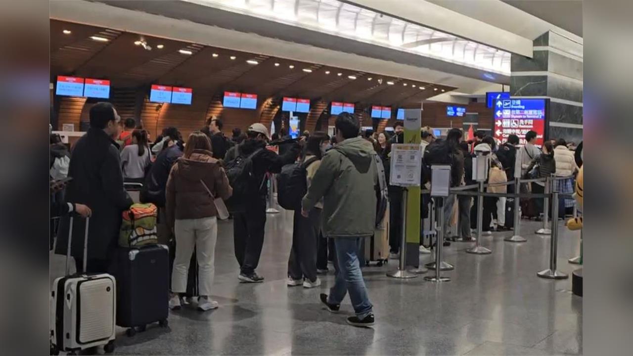 搭飛機「外套隨手塞1處」空服員傻眼:超噁!揭嚴重後果「竟會害航班延誤」