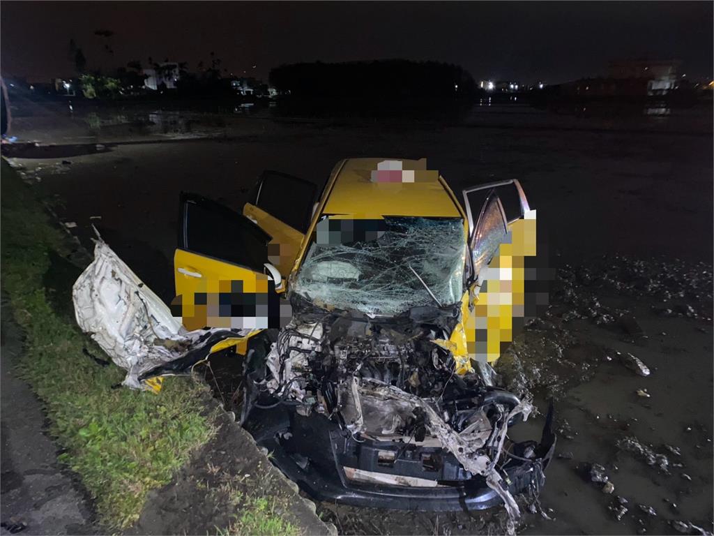 宜蘭鄉間道路對撞車禍幸4人僅輕傷　小黃車頭全毀衝進田、貨車橫躺路中央