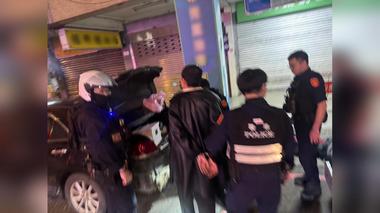 桃園可疑駕駛拒檢逃充撞警車　警破窗逮人搜出毒「又是毒駕」
