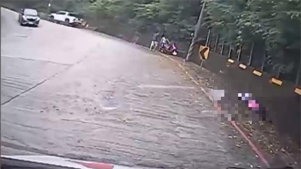恐怖長陡坡!騎士雙載遇髮夾彎 疑煞車失靈撞壁1死1傷