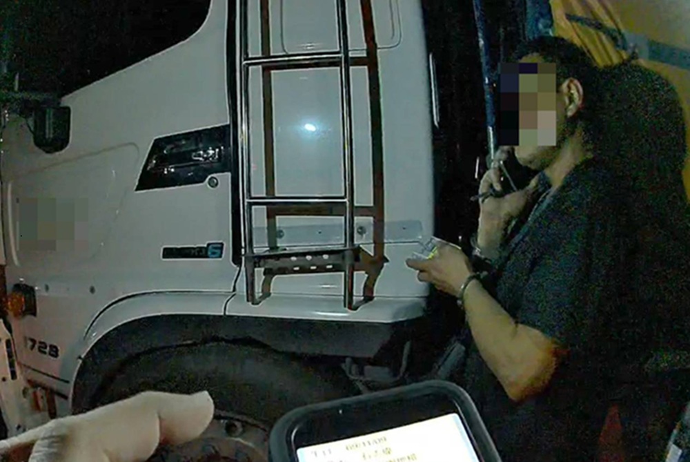 大貨車臨檢站前不動　駕駛竟是12案詐欺通緝犯