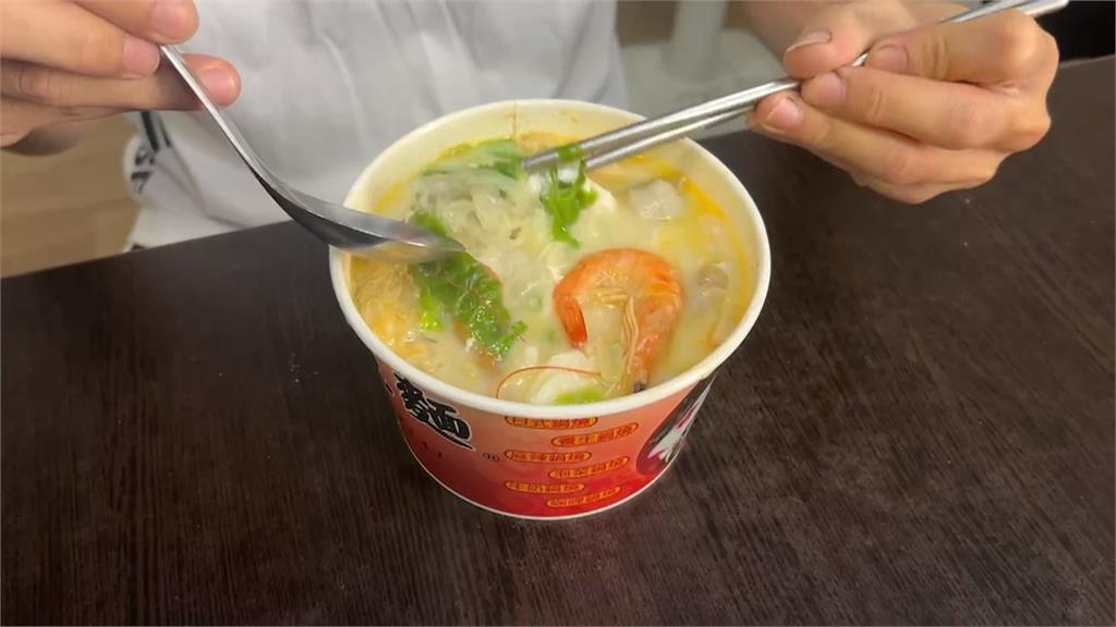 整碗麵吃完...投訴蝦腸泥太滿！業者不滿外送平台退費99元