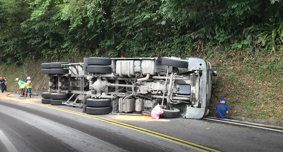 快新聞／蘇花公路曳引車90度翻覆　南下車道下午5點恢復通車