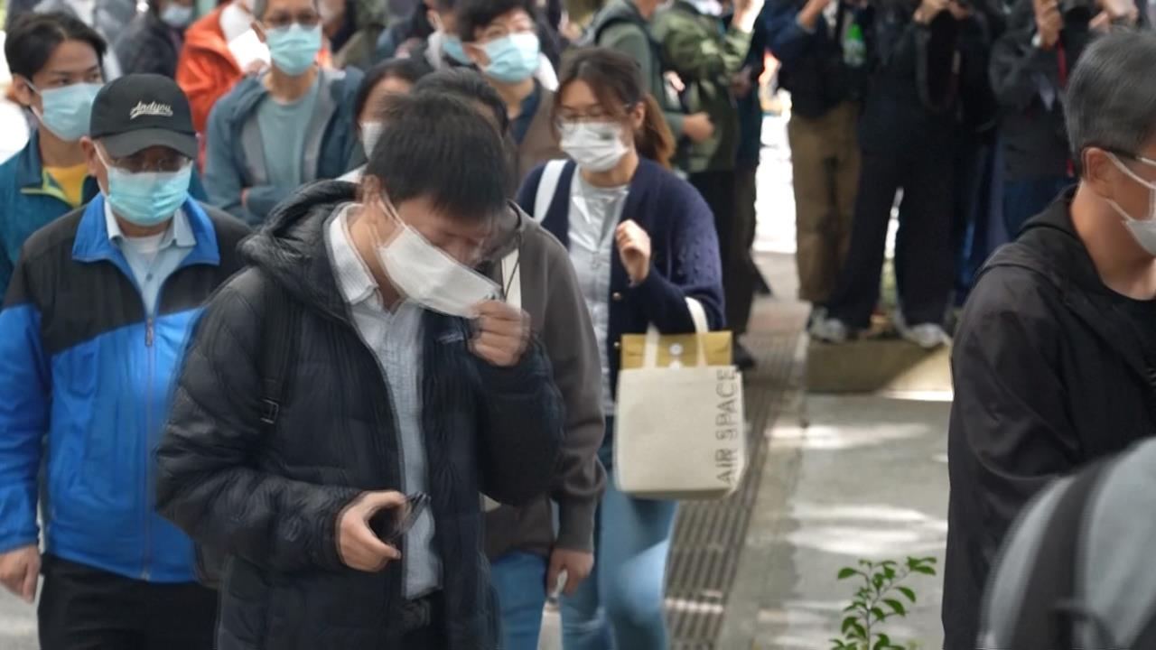 宏福苑大火罹難者增至128人　家屬排隊辨認遺體場面哀戚