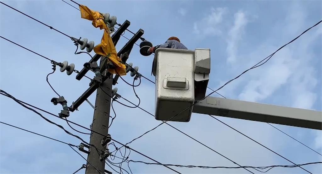 避免鹽塵害導致停電　台中海線頂強風洗「礙子」