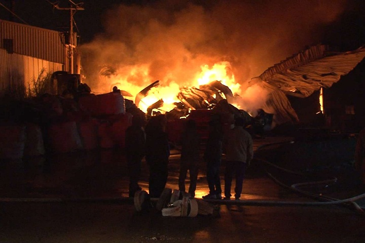 桃園資源回收廠暗夜大火 延燒塑膠粒工廠