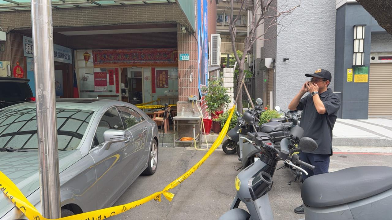 快新聞／包包疑藏爆裂物！男硬闖新北議長蔣根煌服務處　本人就在現場...