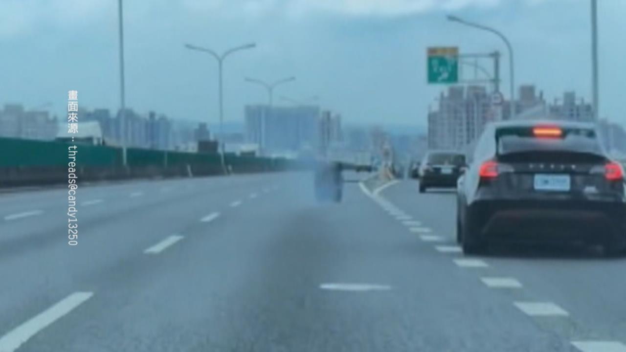 台74線驚見無敵風火輪 貨車輪胎掉車道"邊滾邊起火"