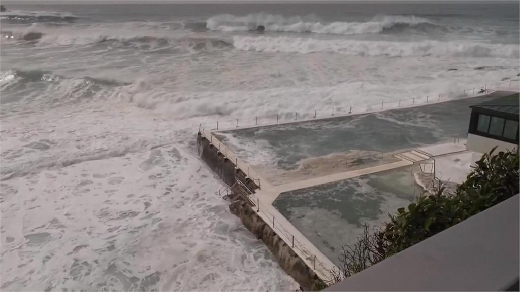 澳洲雪梨邦迪海灘捲6公尺巨浪　游泳池地板破大洞