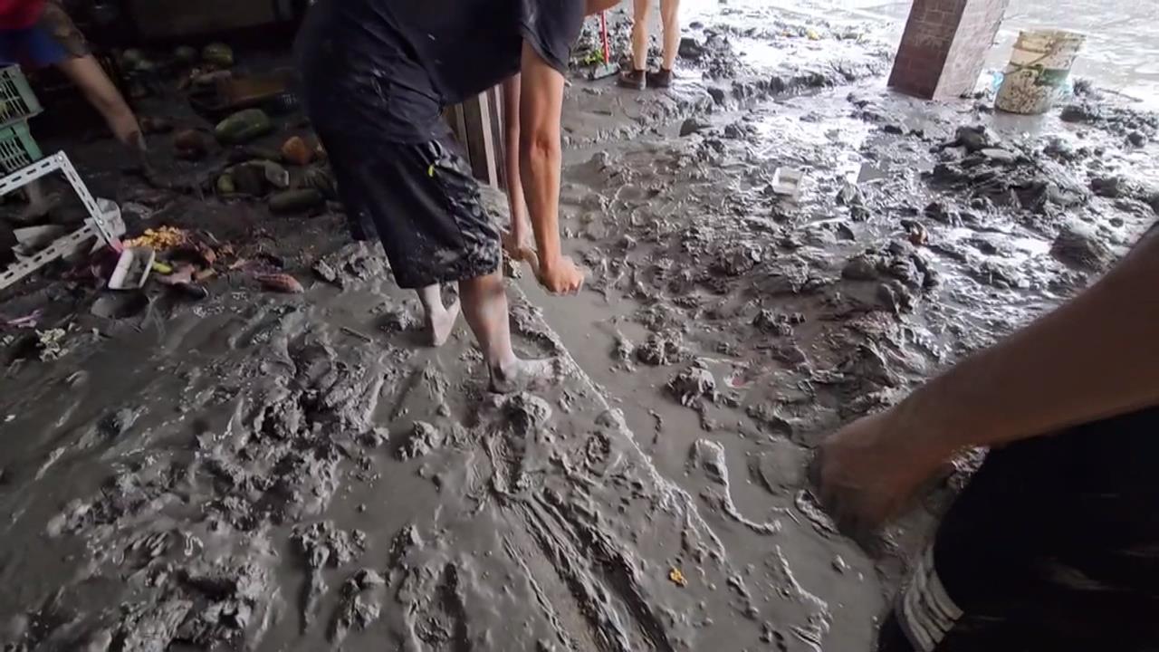 花蓮光復泥水淹一層樓高　雨水退去泥深度幾乎到膝蓋