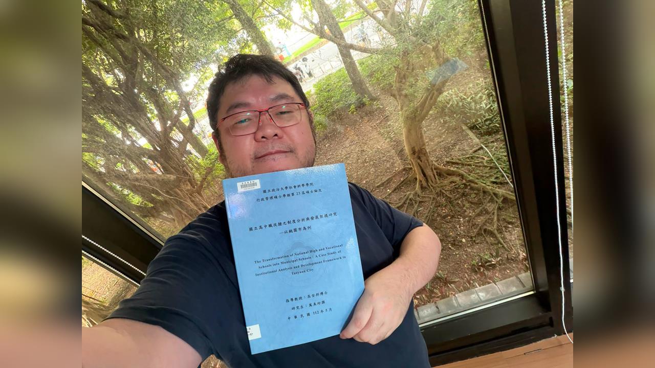 快新聞/四叉貓在國家圖書館拍照打卡找「這本書」 網見封面驚呼:萬美玲完蛋了...