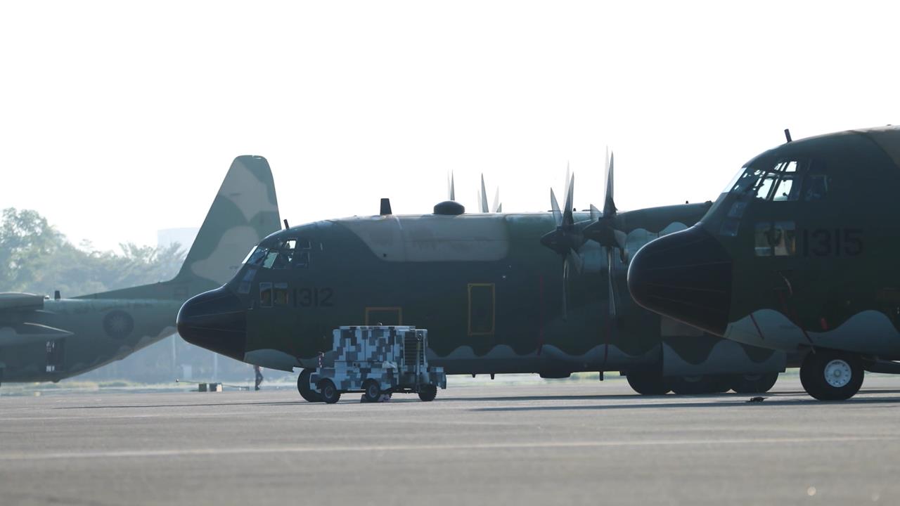 空中大力士化身溫柔擺渡人　空軍C-130疏運外島民眾返鄉過春節