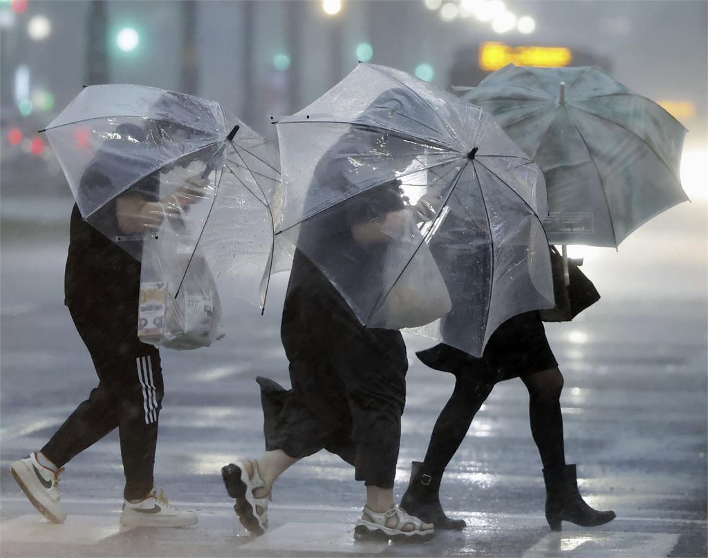 沖繩、鹿兒島降下破紀錄豪雨！　多地淹水、土石崩落災情頻傳