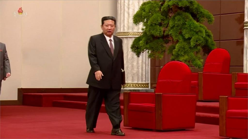 健康又亮紅燈？金正恩罕見一身正裝配「涼鞋」