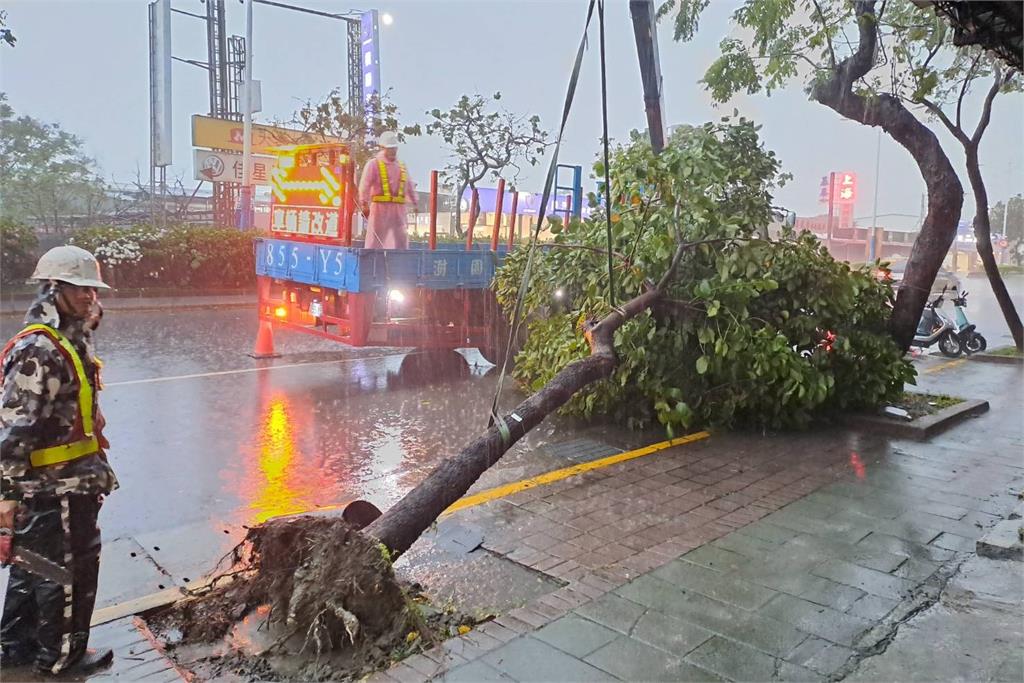 快新聞／北部下午雨橫風狂　新北市府人員緊急出動清理