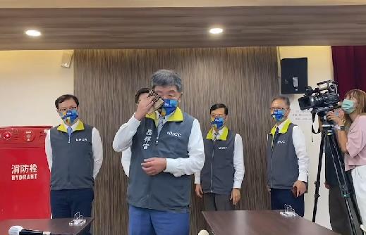 快新聞/陳時中卸下911天指揮官掏手帕拭淚 疾管署歡送人潮高喊這句