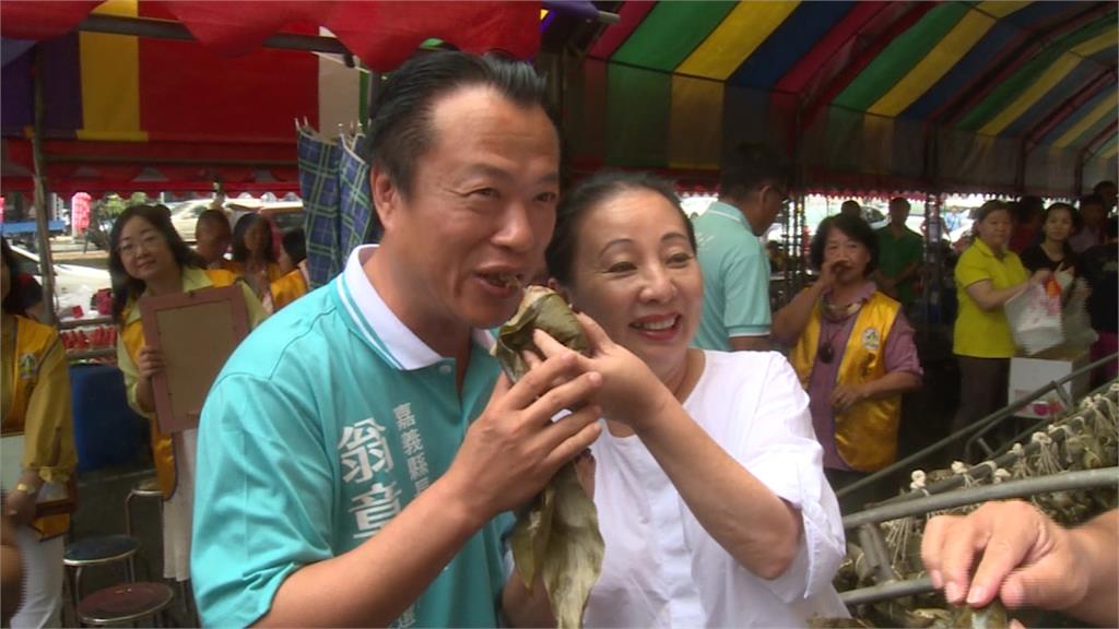 釋出善意！張花冠親手剝粽餵翁章梁好尷尬