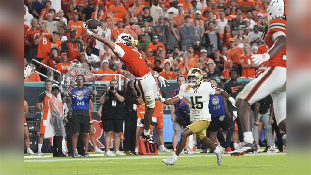 美式足球(影)/這球太神!「單手抓飛鳥」不懂規則也必看 ESPN:最佳接球候選