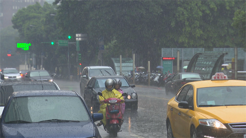 快新聞／午後大雨來襲！ 11縣市大雨特報「防雷擊、強陣風」