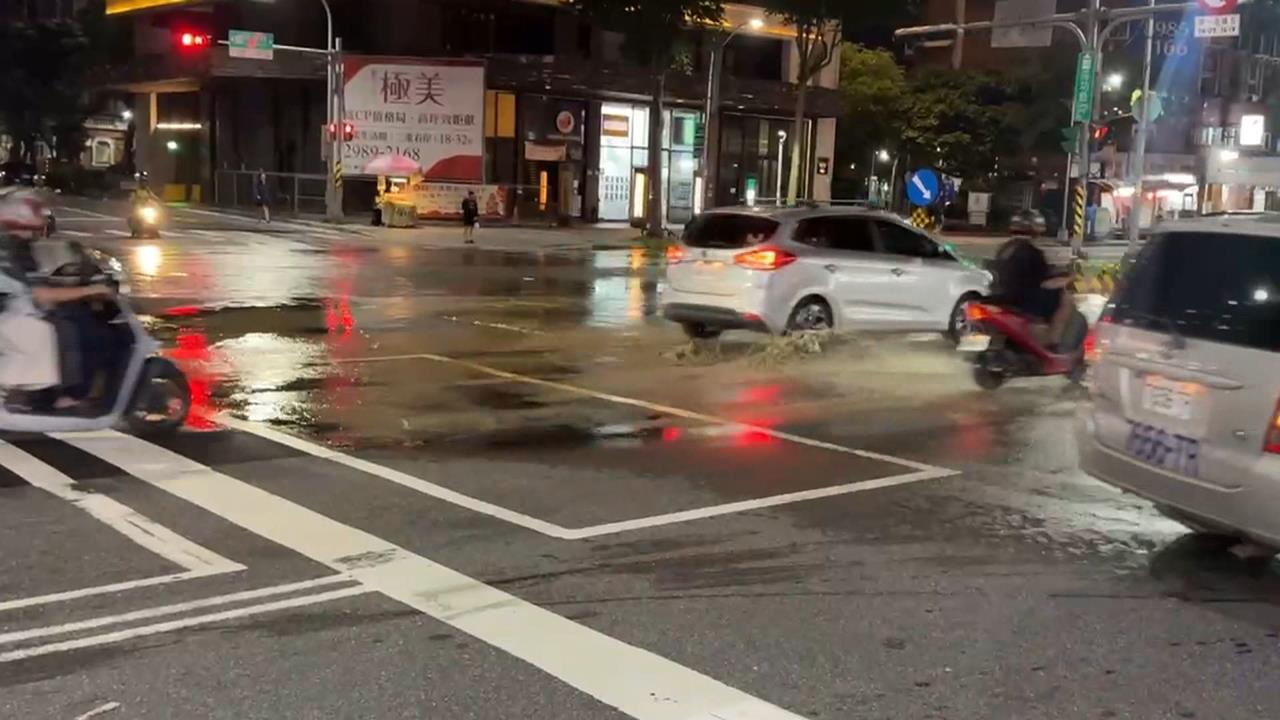 月初才修！三重自來水管又破　混濁泥水狂湧出釀馬路積水